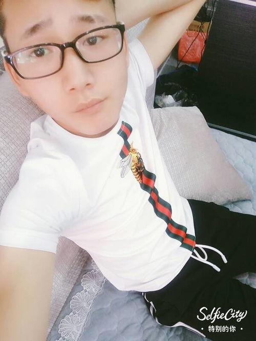 最新爆料精神小伙照片,最新照片曝光,网友热议不已!